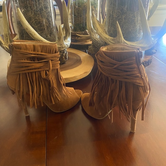 Adorable suede fringe booties size 6 - Picture 3 of 6